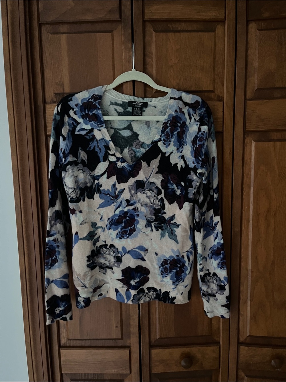 Lord & Taylor Cream Pink Blue and Black Floral V-Neck Cashmere Sweater Sz. M